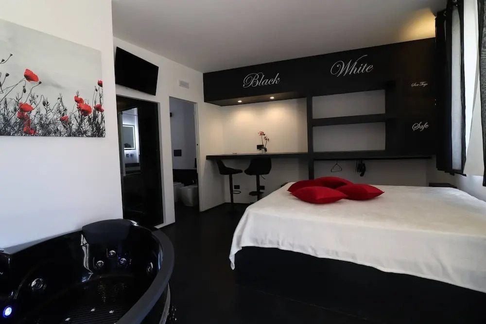 Black&white Otranto Suite