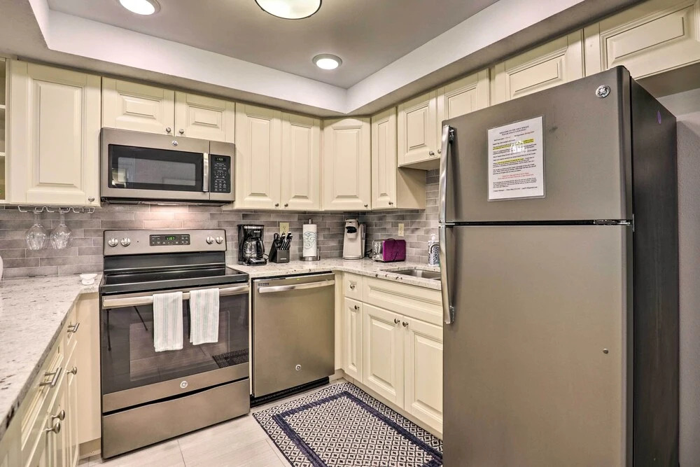 Walk to Crescent Beach: Condo w/ Pool Access