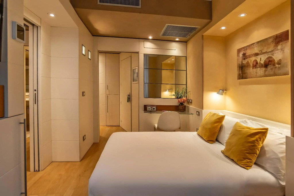 Hotel White