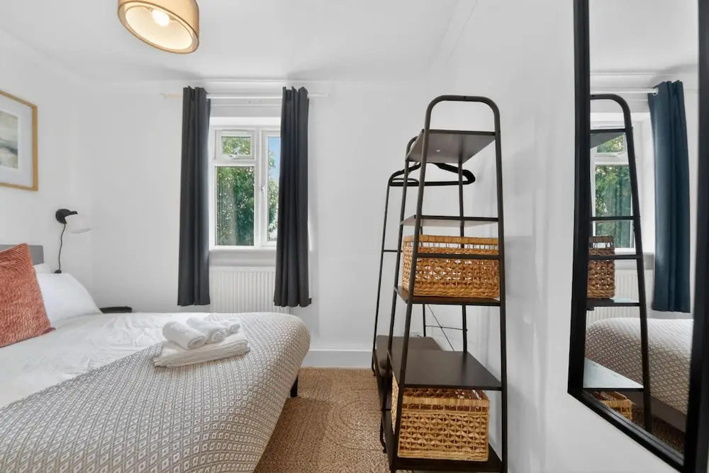 Madeira 2BR Garden Retreat in Bromley With Street Parking