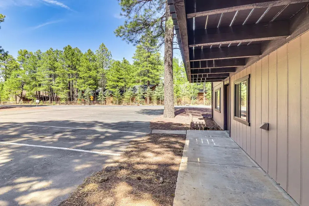 7 Mi to Rainbow Lake: Pinetop Condo w/ Patio!