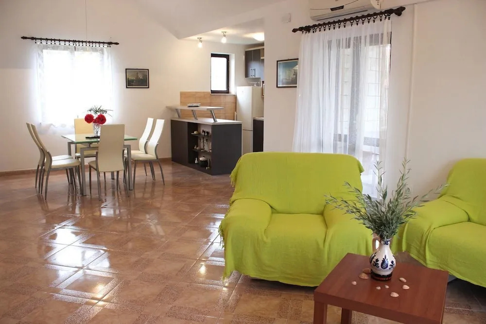 Apartments Pezzi / Two Bedrooms A1 Gajo