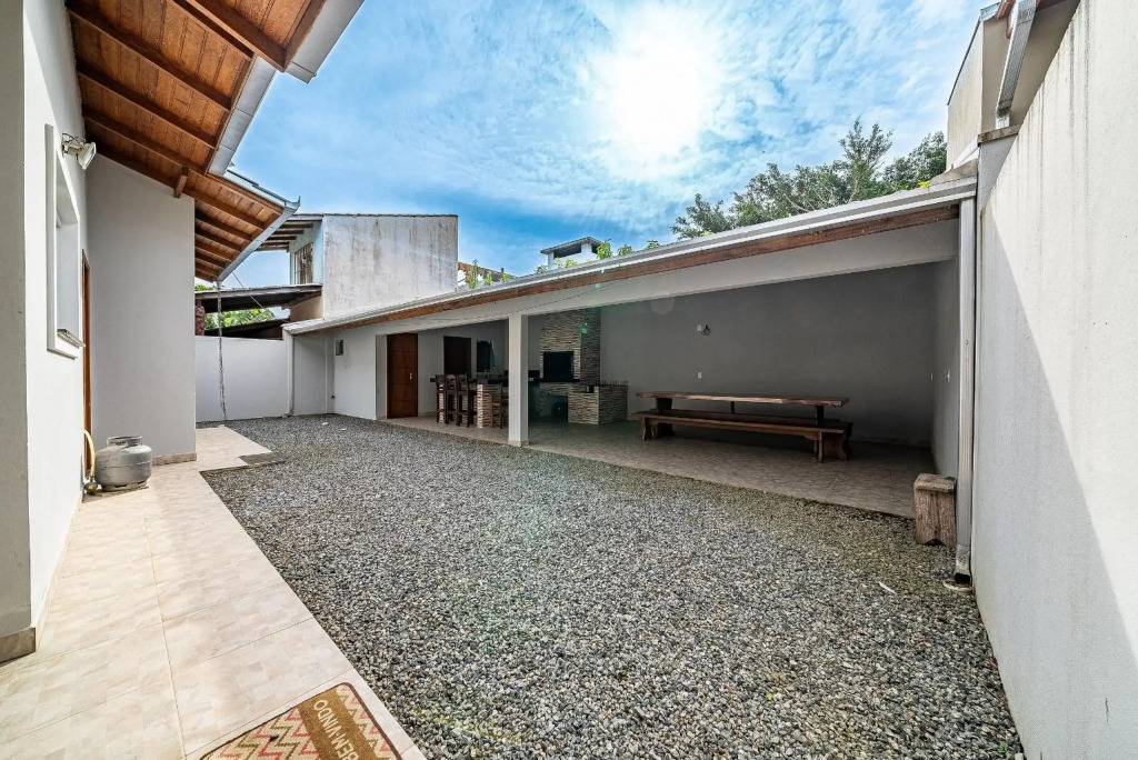 125 - Excelente Casa com 03 quartos em Mariscal