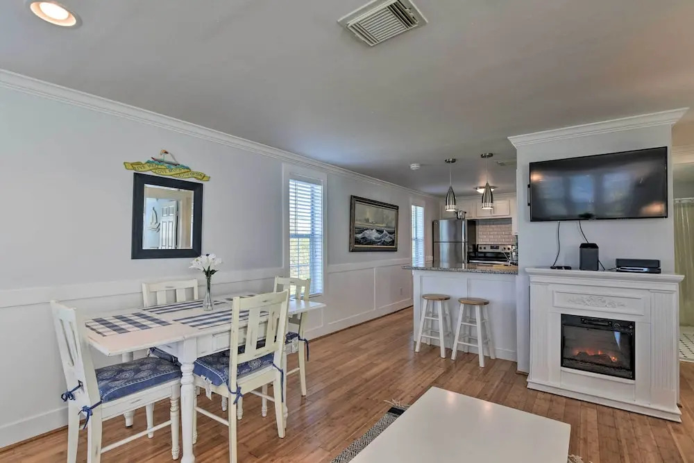 Steps to Beach! 'surf Cottage' in Galveston