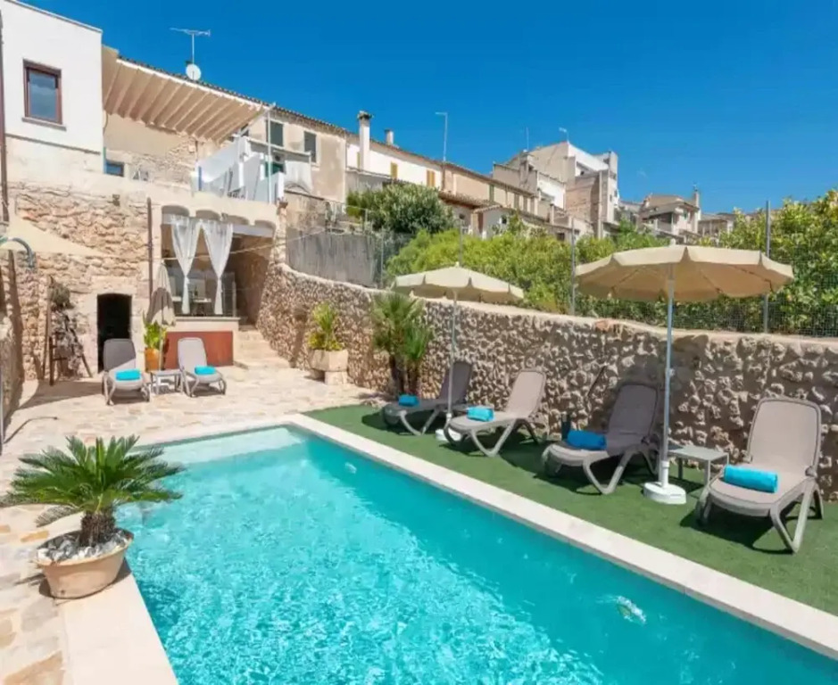 Villa in Buger With Pool & Mountain Views