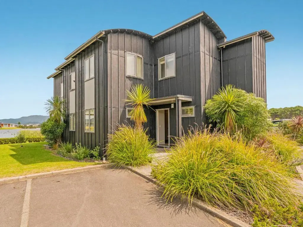 Lakeside Villa Retreat - Matarangi Downstairs Unit