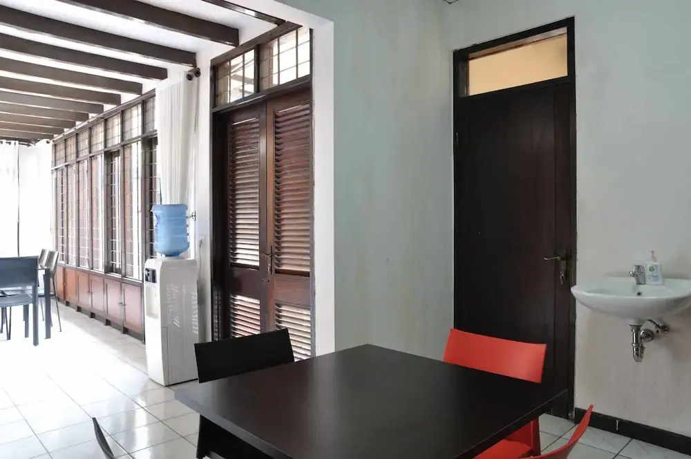 RedDoorz Plus near Riau Street 2