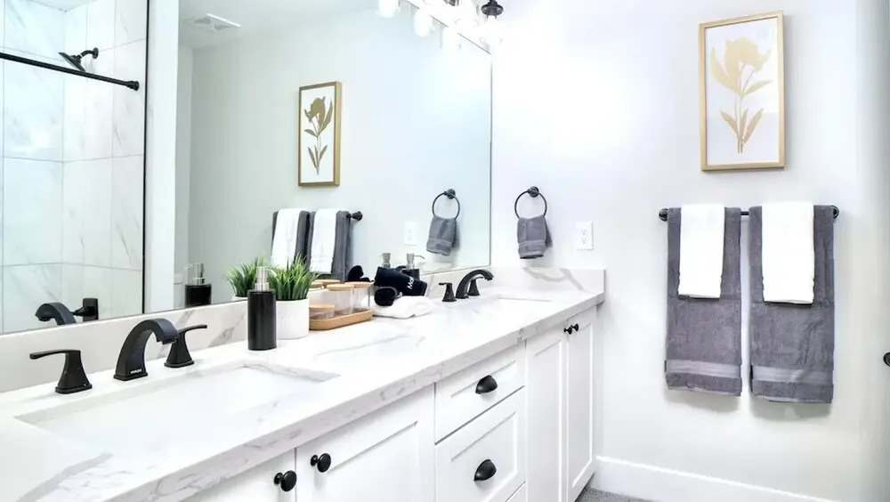 Beautiful 5-bdrm Vacation Home W/heated Pool !