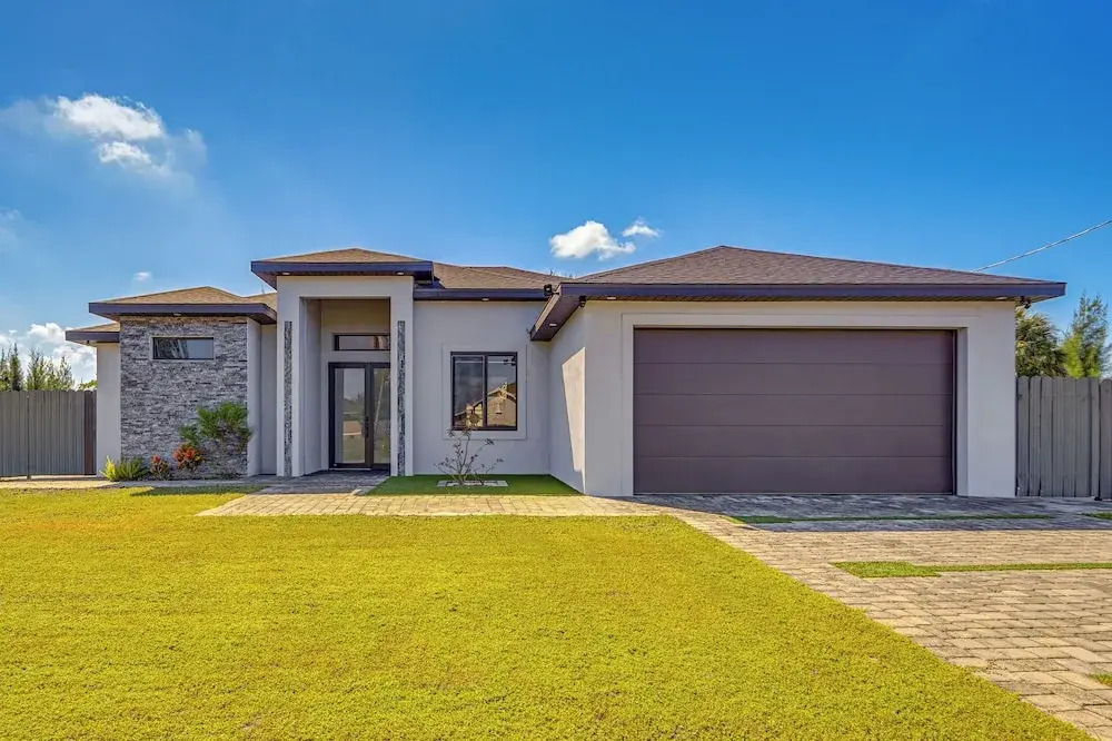 Poolside Lounge w/ Bar & Kitchen: Cape Coral Home