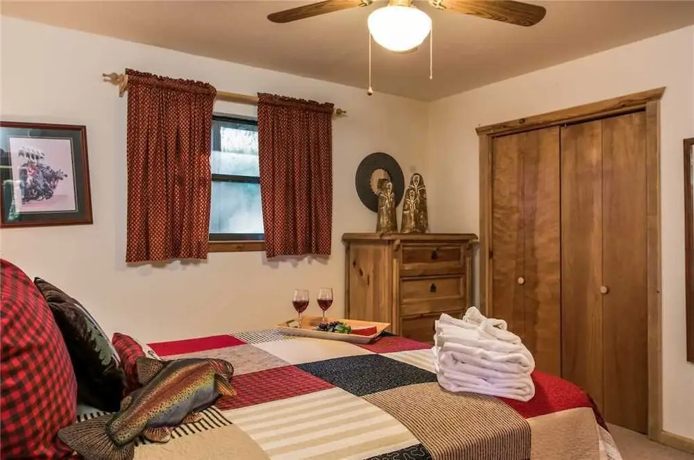 The Breathe Inn - Two Bedroom Cabin with Hot Tub
