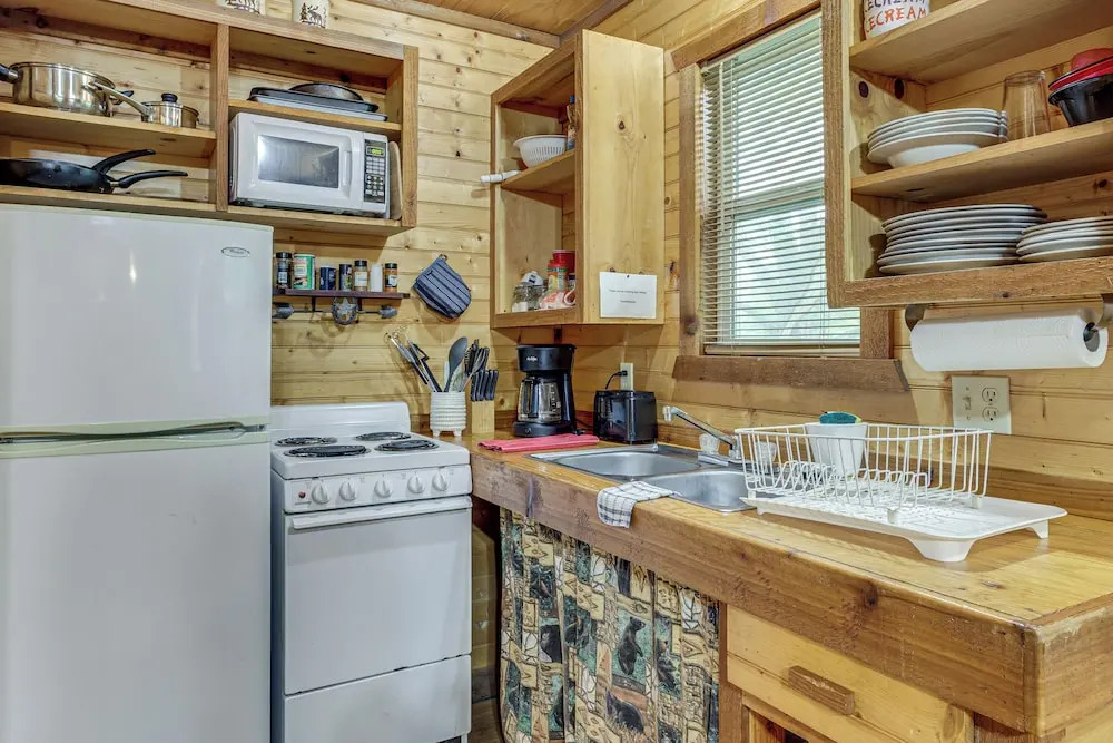 'cedar Falls Cabin 5': 1/2 Mile to Turner Falls