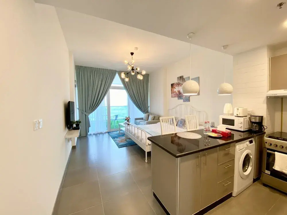 Marco Polo - Pastel Studio with Stunning Aerial City Views