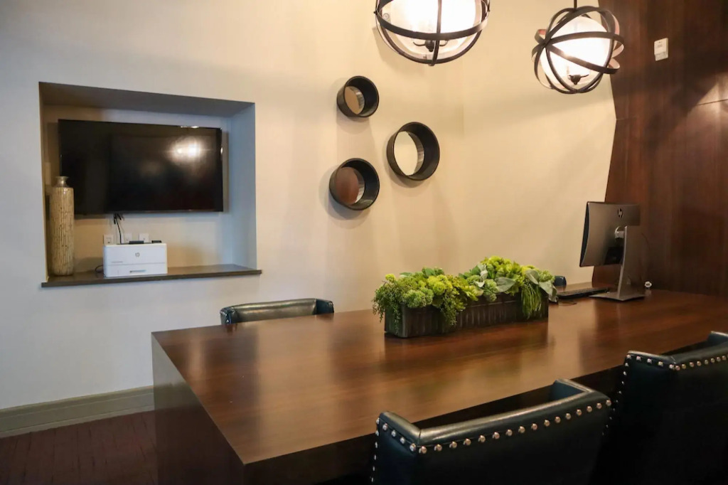 Spacious Private and Elegant Downtown Location