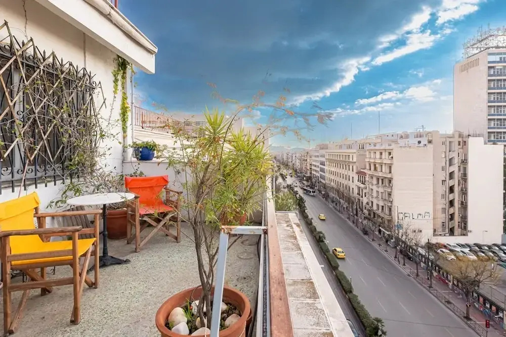 Chic 2BR Bright Penthouse With Open Wood Staircase