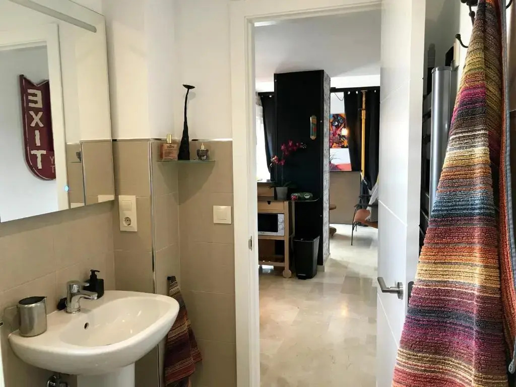 Studio "MOSAICO" WITH POOL, FIBRE OPTIC 600mb, PARKING, AIR CONDITIONER INCLUDED