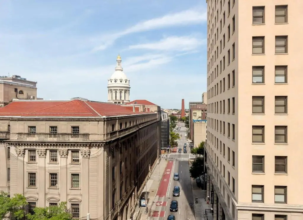 2BR Lux Apartment With Rooftop Deck, Gym & Parking