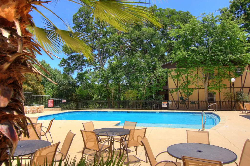 The Float Inn 3 CW B209