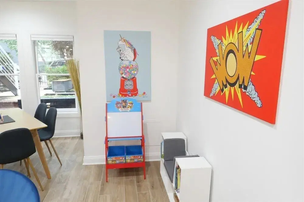 Pop Art Chic! Stunning Shaw - U Street Apartment