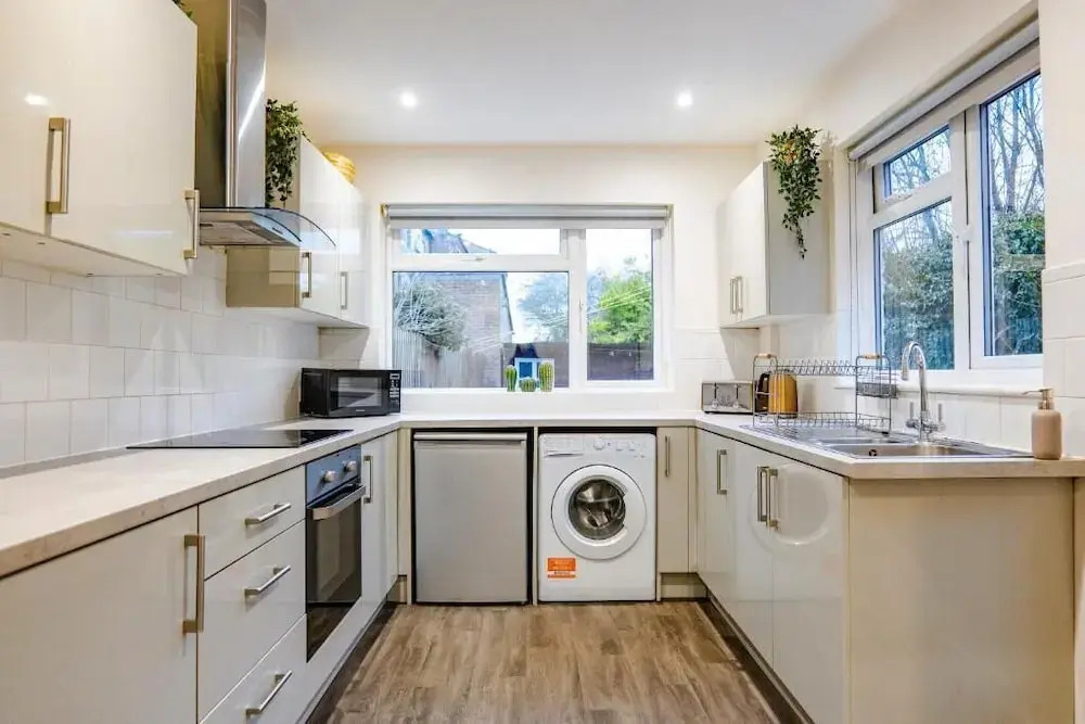 Gloucester-5 Bed Home for Work & Leisure