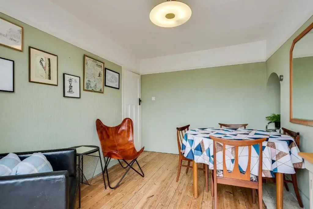 Cheerfull 3-bedroom Home With Parking Garden