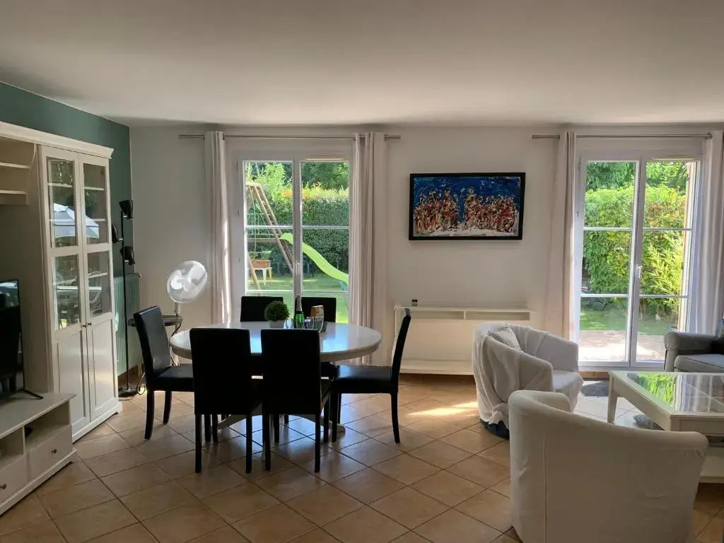 DISNEY PRIVATE GARDEN VILLA 4 bedrooms for 8 to 10 people with 3 bathrooms Netflix Wifi Disney Plus
