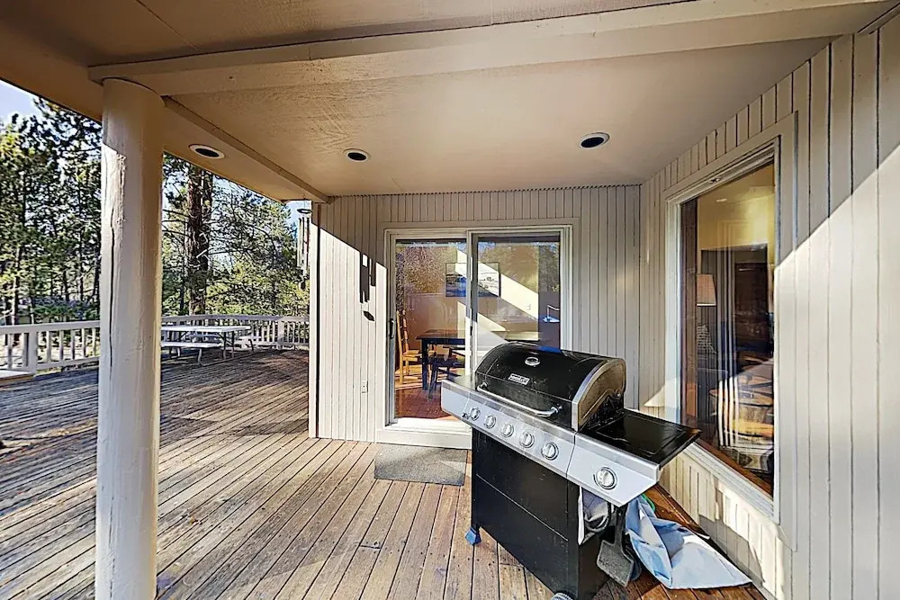 Stunning W/ Hot Tub & Expansive Deck 4 Bedroom Home