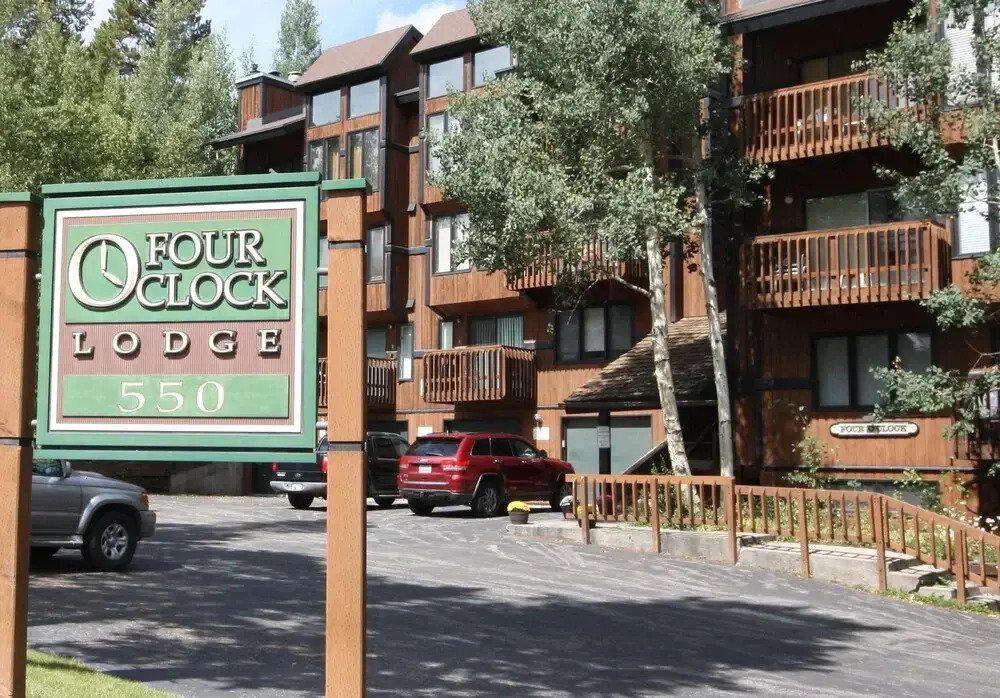 Four O'clock Lodge B05