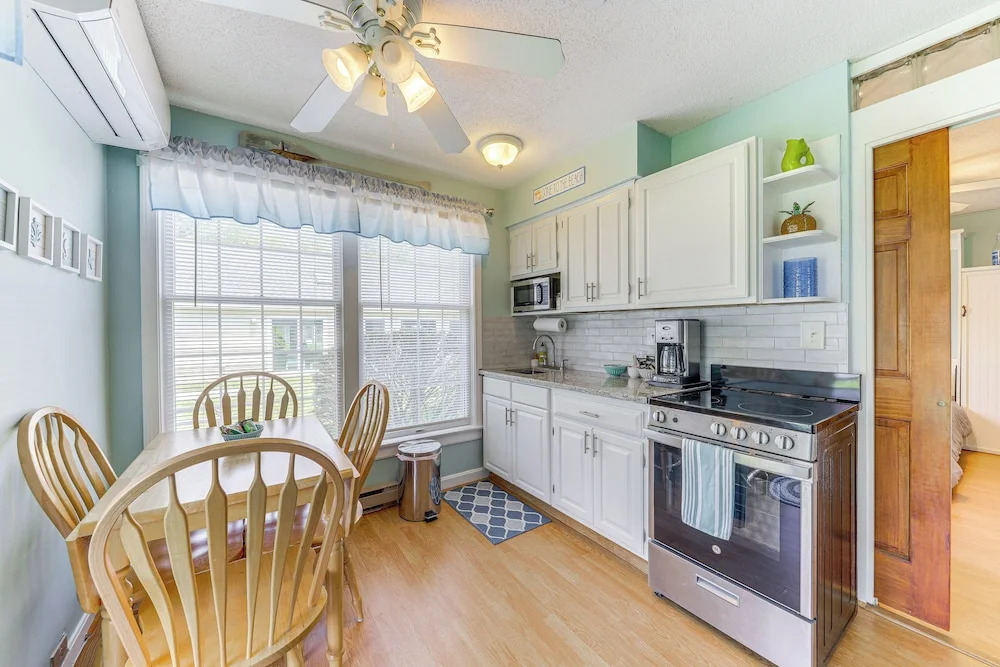 2 Mi to Drakes Island Beach: Condo w/ Indoor Pool!