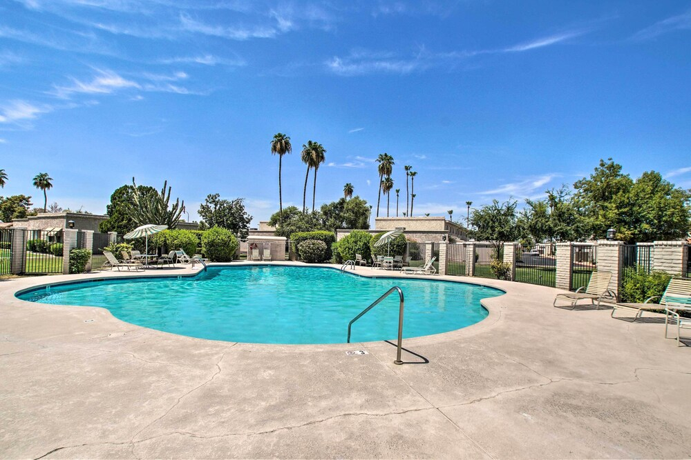 Walk to Trolley & Lake: Sunny Scottsdale Townhome