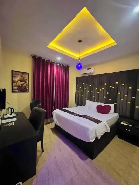 Leons Hotel and Suite