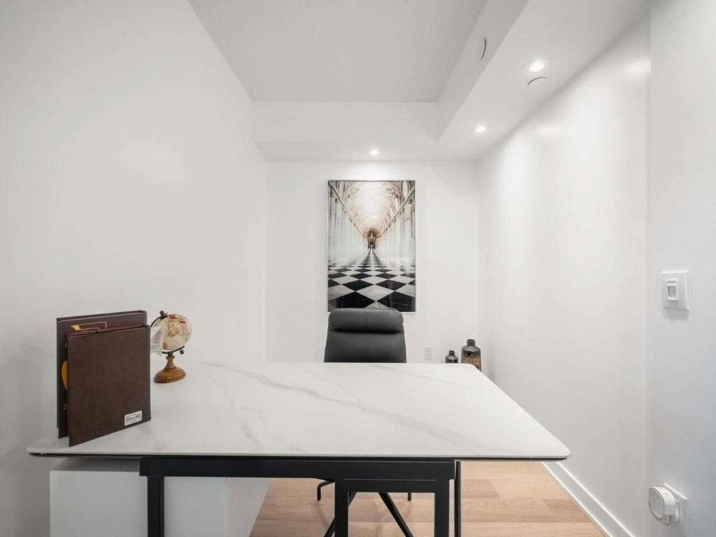 Sleek 1BR + office Condo - CN Tower/Skyline view