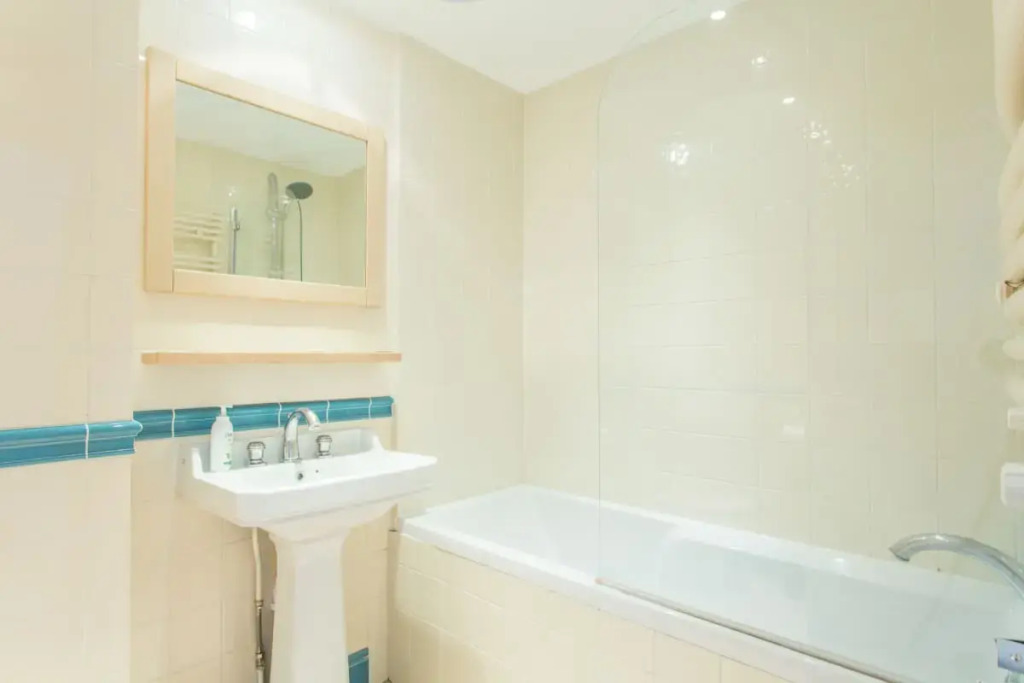 The Harrods Mews - Modern 4BDR Mews Home with Rooftop Terrace & Garage