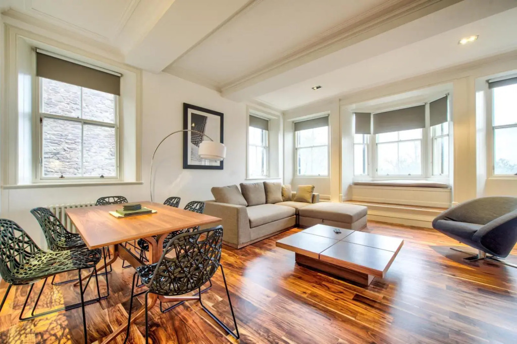 Sumptuous 2BR Apt Next To Edinburgh Castle!