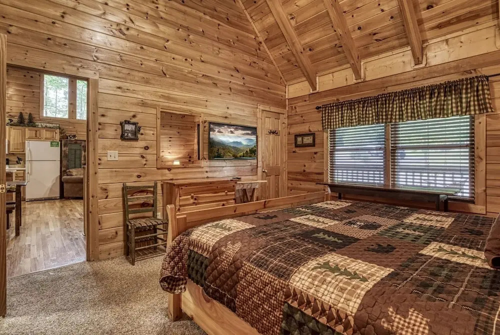 ER66 - Lil Bit of Heaven - Great location, Close to all the action! cabin