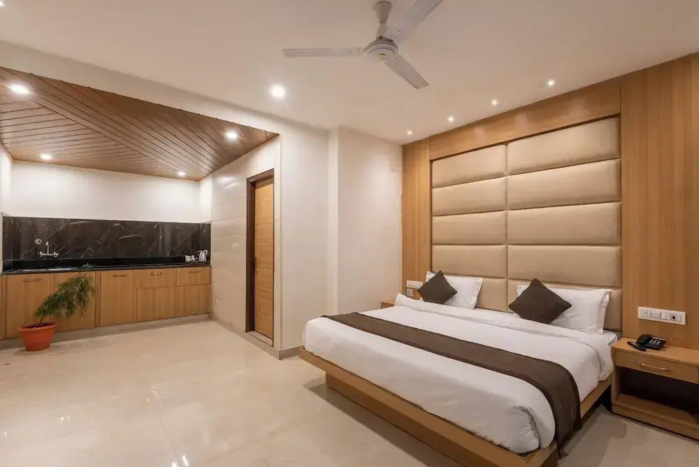 Shining hills by Lawrence Hotels