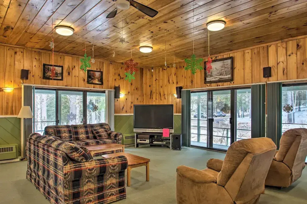 Bartlett Townhome w/ Balcony: 1 Mi to Ski Resort!