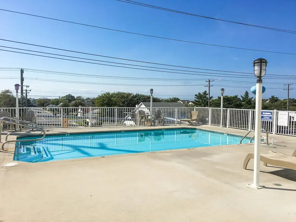 New Listing! Corner-unit W/ Balcony, 300 To Beach 3 Bedroom Condo