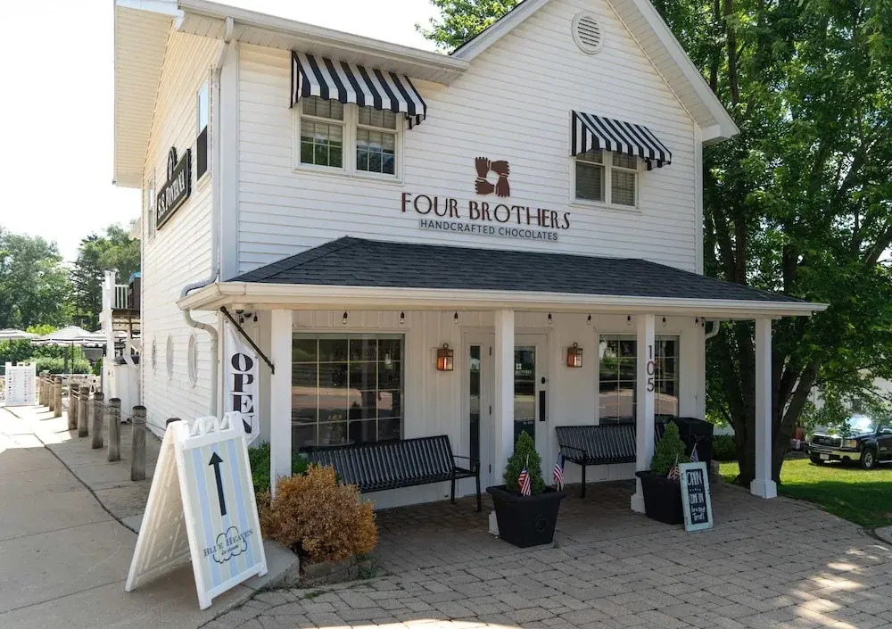 Heaven on Earth! 2 BDR Fontana Flat, Walk to Lake