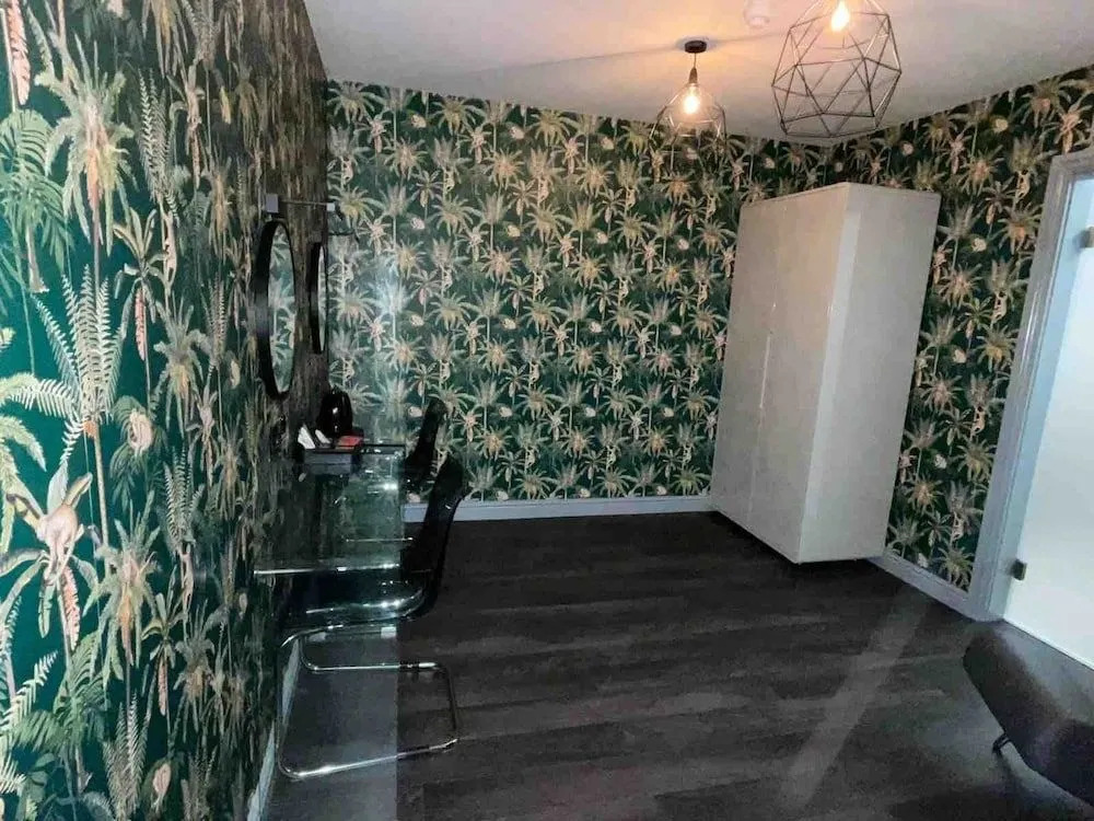 Hotel 105