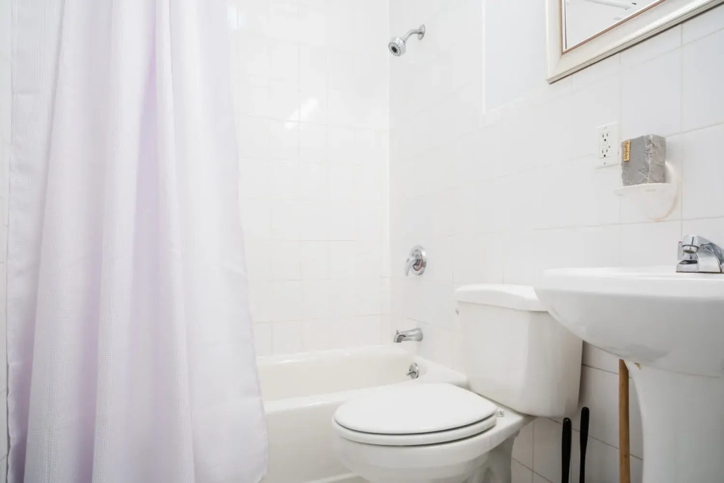 1435-4 I 3 Bedrooms 2 Bath W D Prime Upper East