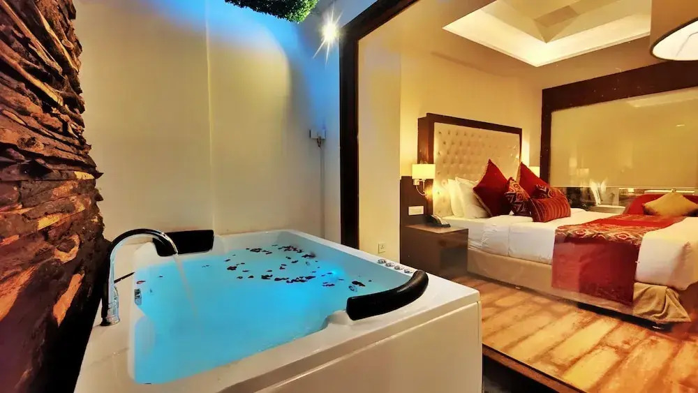 Royale Retreat Hotel & Spa Near Mall Road