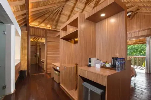 Giriwood Hotel & Villa