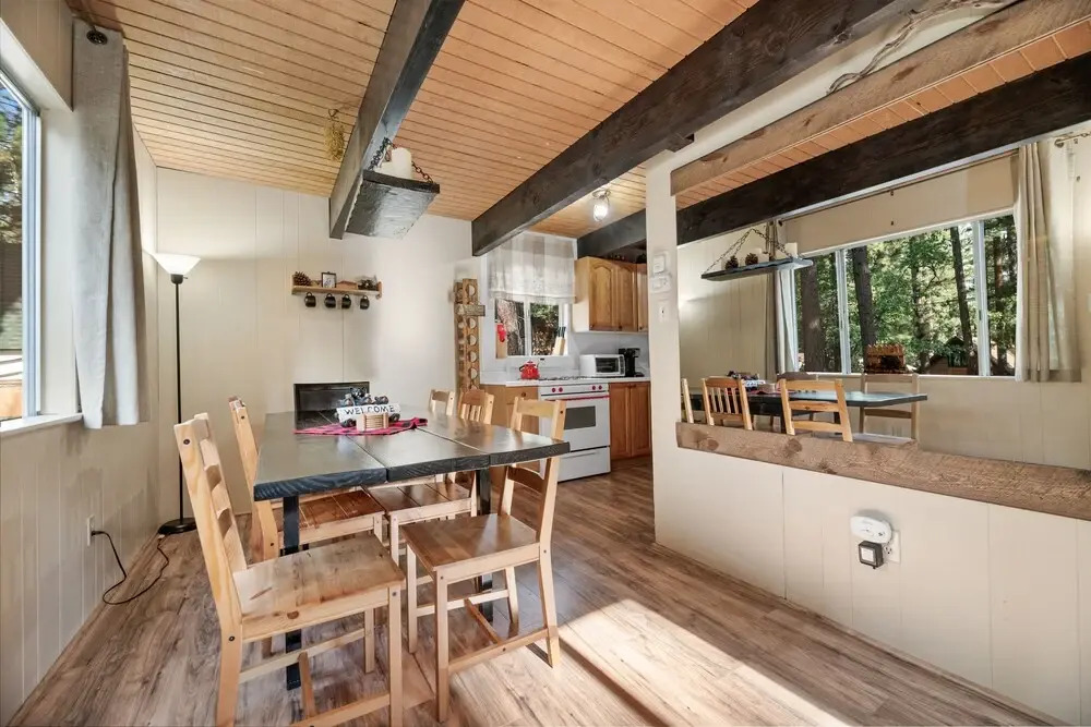 Pinecone Cabin - Cozy And Charming Cabin In A Prime Location! Beautiful Wood Burning Fireplace! 2 Bedroom Home