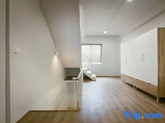 Industrial Loft Sukhumvit 3-Bedroom Designer House - 2 Min to BTS Bang Chak