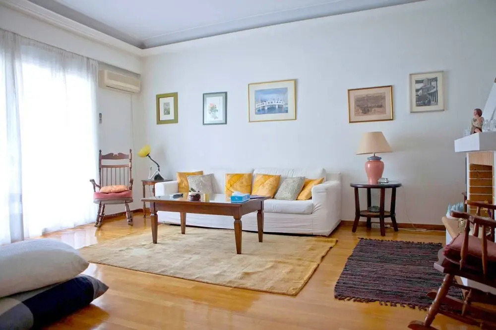 Warm & Homely Ambience in Spacious Apartment