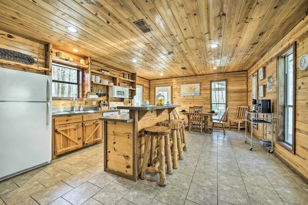 Broken Bow Getaway: Hot Tub, Grill & Fire Pit