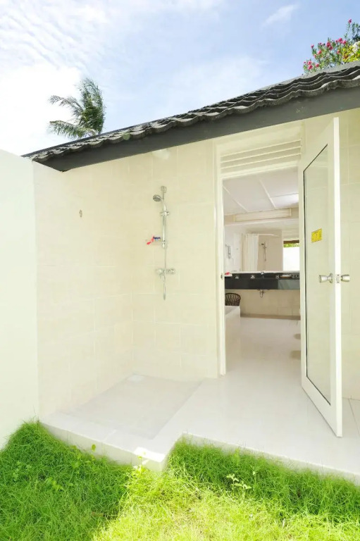 Holiday Island Resort & Spa