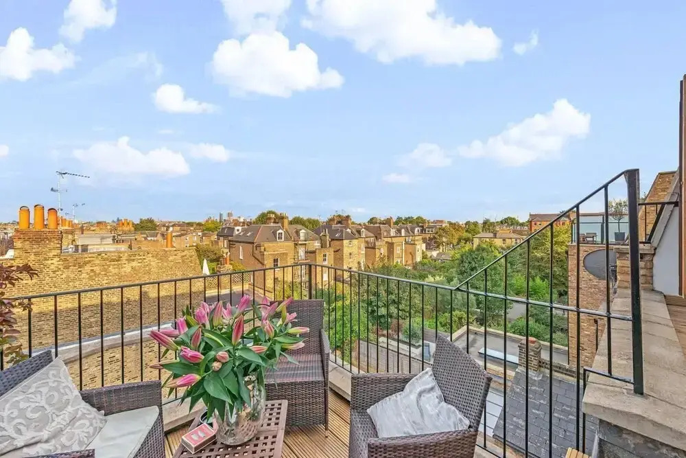 3 Bedroom Penthouse With London Skyline View