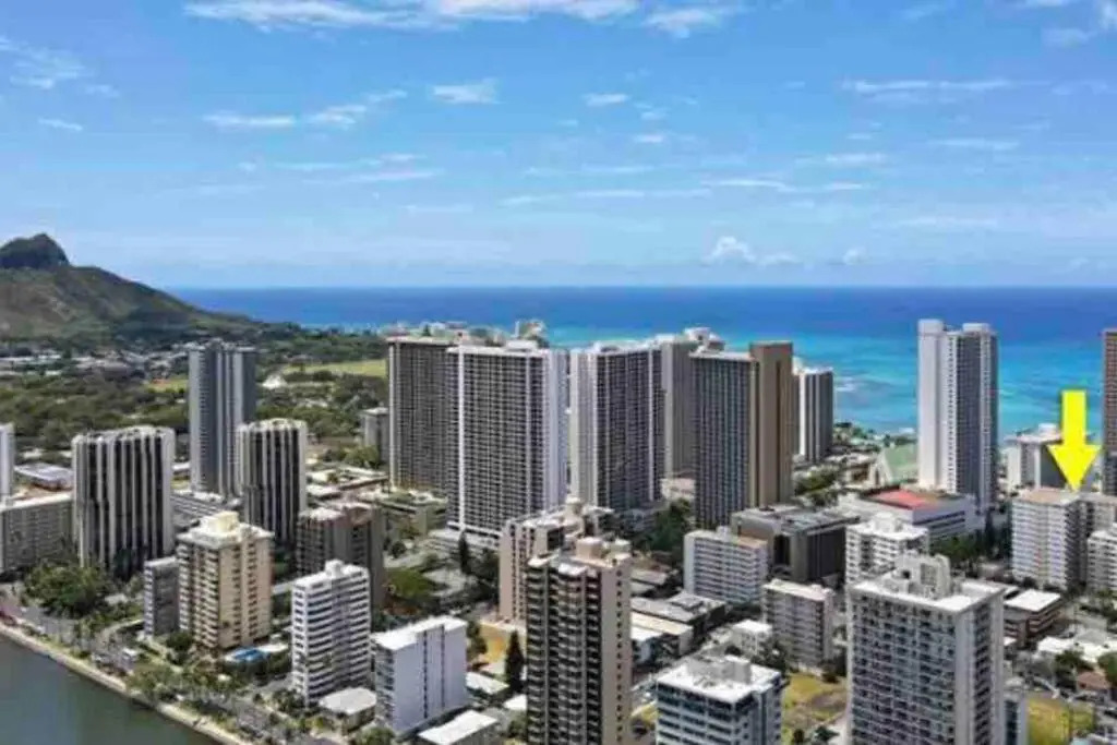 Lovely 2 Beds 2 bath free Parking at Waikiki Beach