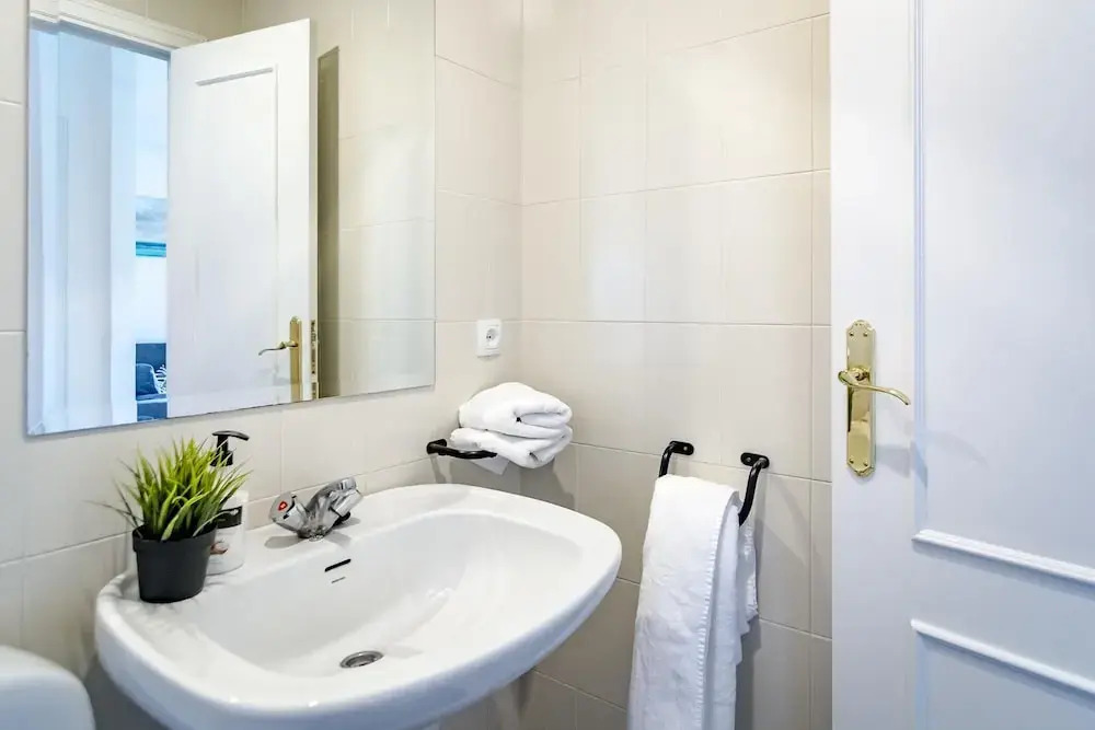 LL- 1 bedroom apt close to Laguna Village Estepona